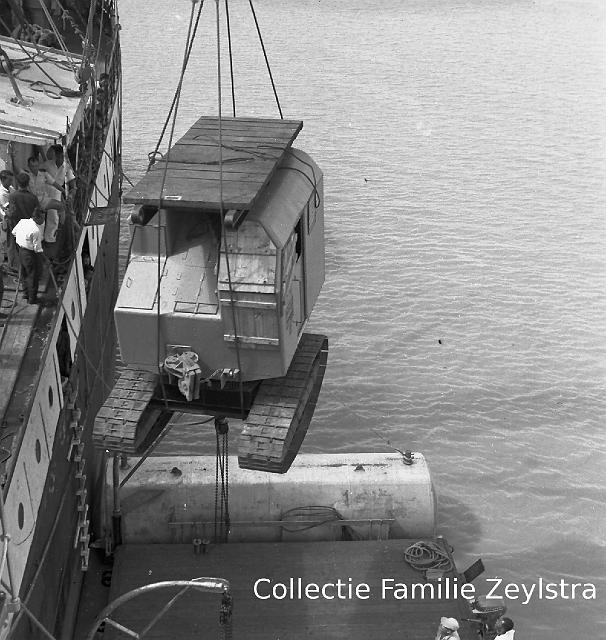 negatief-050.jpg - dragline wordt op ponton getakeld