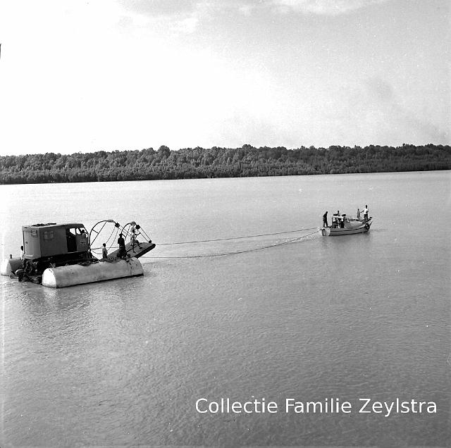 negatief-053.jpg - transport achter motorboot naar strand